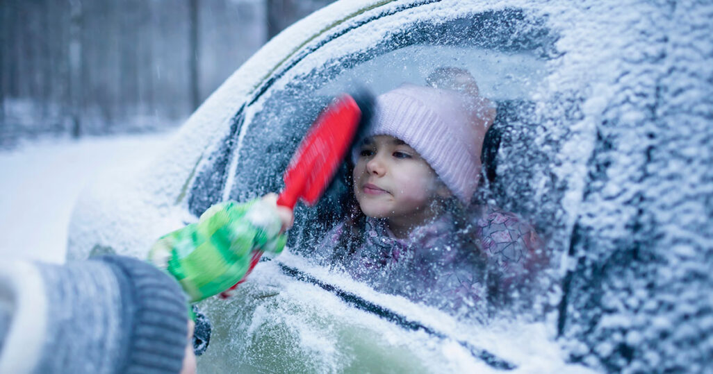 Achtung Lebensgefahr: Lass beim Eiskratzen nie deine Kinder im Auto!