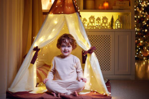 Kleinkind im Kinderzimmer in der Weihnachtszeit