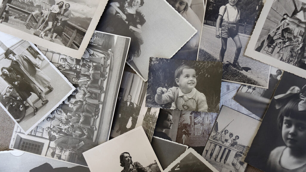 Eine Bilderwand mit verschiedenen schwarz-weiß Fotos aus der Kindheit