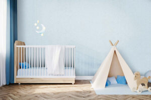 Eingerichtetes Babyzimmer mit Babybett und Mini-Tipi