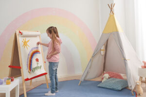 Mädchen malt in ihrem Kinderzimmer