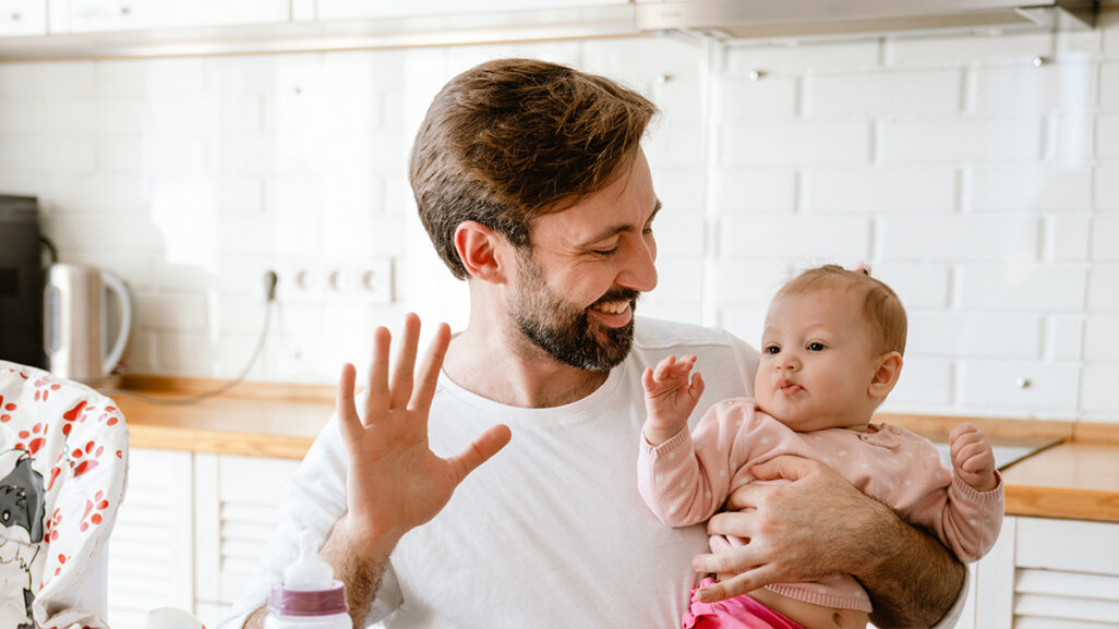 Vater spricht mit Baby mit Handzeichen