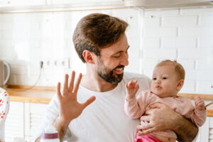 Vater spricht mit Baby mit Handzeichen