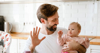 Vater spricht mit Baby mit Handzeichen