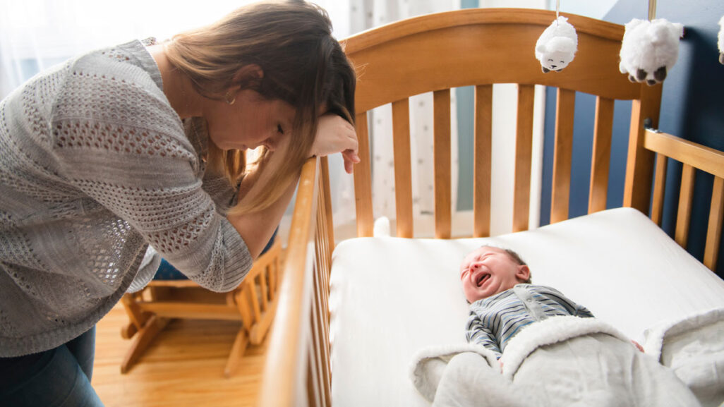 Mutter versucht, ihr Baby zu beruhigen – kann "The Hold" helfen?