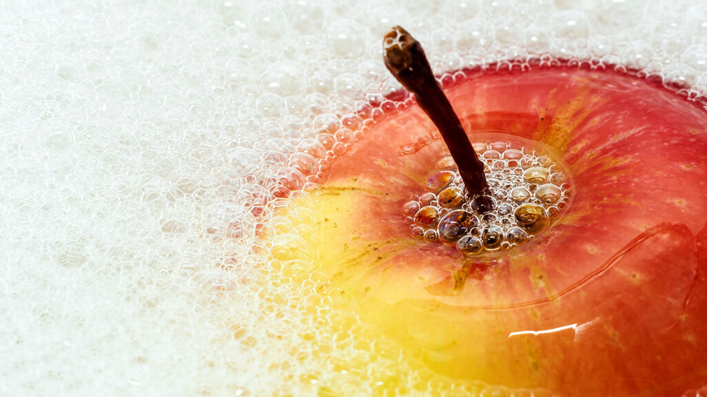 Apfel badet in blubbernder Natron-Lösung