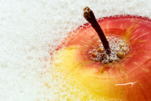 Apfel badet in blubbernder Natron-Lösung