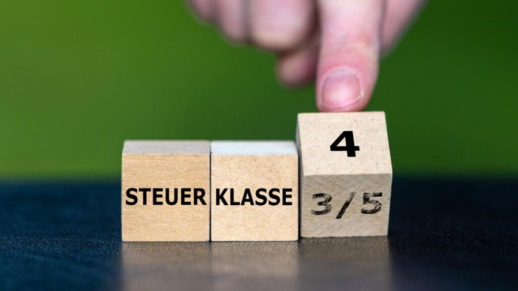 Holzwürfel mit Steuerklassen 3/4/5 auf der Kippe