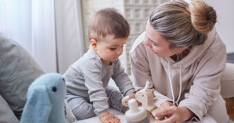 Baby spielt mit seiner Mama und dem Spielzeug